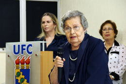 Imagem: A médica nefrologista Maria José de Carvalho Cruz, de 91 anos, da primeira turma da Faculdade de Medicina