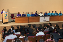 Imagem: A Profª Sâmia Alves Carvalho foi a oradora do corpo docente na solenidade