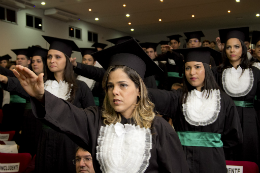 Imagem: Setenta e três médicos colaram grau, a 101ª turma da Faculdade de Medicina da UFC