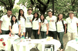 Imagem: Equipe de alunos e professores do Curso de Biotecnologia da UFC em evento de divulgação da profissão no Passeio Público, em Fortaleza.