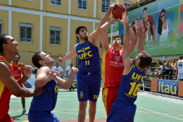 Imagem: Atletas da UFC disputaram a final do basquete 3x3 masculino contra a Faculdade Maurício de Nassau (Foto: João Pires/CBDU)