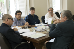 Imagem: O Reitor Jesualdo Farias recebeu o deputado federal Ariosto Holanda e membros do Sebrae e do IFCE para tratar sobre parcerias com a UFC