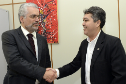 Imagem: A Procuradoria Federal do Ceará foi representada pelo procurador Roberto Carlos Fernandes de Oliveira, que se reuniu com o Procurador Geral da UFC, Paulo Antonio de Menezes Albuquerque