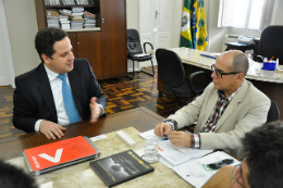 Imagem: Em reunião na Reitoria, o diretor geral do Universia no Brasil, Luis Cabañas, convidou o Reitor Jesualdo Farias a integrar o Conselho Consultivo da Instituição (Foto: Ribamar Neto)