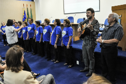 Imagem: O coral Vozes do Sintufce abriu o II Seminário de Prevenção e Enfrentamento ao Uso/Abuso de Drogas