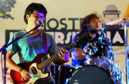 Imagem: Músicos universitários se apresentam na Concha Acústica da UFC.