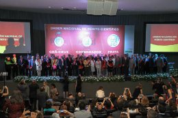 Imagem: A Ordem Nacional do Mérito Científico, instituída em 1993, é a mais importante condecoração na área científica e tecnológica do país. O ministro Marco Antonio Raupp representou a presidenta Dilma Rousseff, na solenidade em Brasília (Foto: Divulgação)