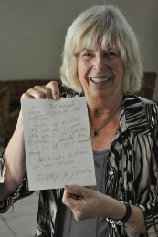 Imagem: Ingrid Schwamborn com manuscritos de Rachel de Queiroz (Foto: Rafael Cavalcante)