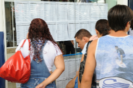 Imagem: Estudantes procuram sala para fazer prova do Enade