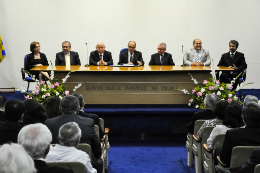 Imagem: Além do Reitor da UFC, Prof. Jesualdo Farias, compuseram a mesa da sessão: o Vice-Reitor, Prof. Henry de Holanda Campos; o Diretor do Centro de Ciências Agrárias, Prof. Luiz Antônio Maciel de Paula; o ex-Reitor da UFC e Secretário da Ciência, Tecnologia e Educação Superior, Prof. René Teixeira Barreira; o Prefeito Municipal de Fortaleza, Roberto Cláudio Rodrigues Bezerra; e a Reitora da Universidade de Fortaleza (Unifor), Profª Fátima Veras