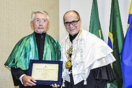 Imagem: Luciano Silveira Pinheiro recebeu o título de professor emérito da UFC pelas mãos do Reitor Jesualdo Farias