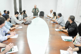 Imagem: Reitor da UFC empossou os novos servidores na sala de reuniões da Reitoria da UFC (Foto: Ribamar Neto)