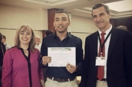 Imagem: Cleiton Sousa dos Santos recebeu uma premiação internacional na cidade de Sevilha (Foto: Acervo pessoal)