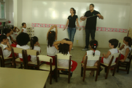 Imagem: Integrantes da empresa júnior Politeq Jr. durante evento destinado à educação ambiental de crianças (Foto: Divulgação)