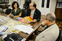 Imagem: Diretoria de Relações Institucionais da Oi entregou a coleção ao Prof. Jesualdo Farias