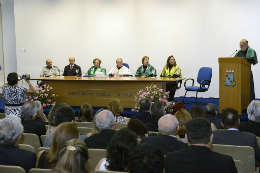 Imagem: Autoridades acadêmicas e políticas compuseram a mesa da solenidade