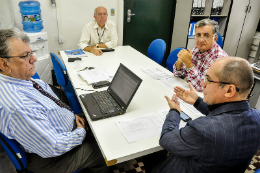 Imagem: Professores Ernesto Pitombeira, Jesualdo Farias e Sérgio Benevides reuniram-se com o Coordenador de Obras da UFC, Rafael Henriques (ao centro) (foto: Rafael Cavalcante)