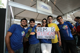 Imagem: Estudantes voluntários na V Feira das Profissões, em 2013