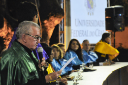 Imagem: Prof. Henry Campos lê discurso em cerimônia de formatura (Foto: Ribamar Neto/UFC)