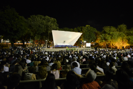 Concludentes e familiares participam da solenidade na Concha Acústica da UFC (Foto: Jr. Panela)