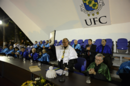 Reitor Jesualdo Farias deu grau aos 394 concludentes (Foto: Jr. Panela)