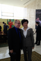 Imagem: Reitor da UFC, Jesualdo Farias, ao lado da Diretora Geral da sede do Instituto Confúcio em Pequim (China), Srª Xu Lin (Foto: Divulgação)