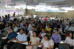 Imagem: Calouros do Curso de Engenharia de Software e um grupo de alunos do 3º ano do ensino médio assistiram à solenidade (Foto: Dácio Rafael)