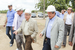 Imagem: O Reitor Jesualdo Farias e outras autoridades visitaram as obras do Campus (Foto: Dácio Rafael)