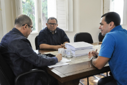 Imagem: O Reitor da UFC reuniu-se com o secretário Gilvan Paiva e o Prof. Adriano Loureiro, em seu gabinete (Foto: Ribamar Neto)