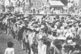 Imagem: Retirantes concentrados na Praça da Estação, em Fortaleza, no fim do século XIX (Crédito da foto: Livro "Os descaminhos de ferro no Brasil" / www.fortalezaemfotos.com.br)