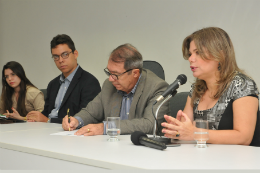 Imagem: Auditora Interna da UFC, Maria Glícia Conde, apresenta o sistema com a equipe (Foto: Arlindo Barreto)