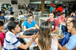 Imagem: Alunos do Curso de Administração, que está entre as oito graduações que obtiveram nota máxima no "Guia do Estudante 2015" (Foto: Ribamar Neto)