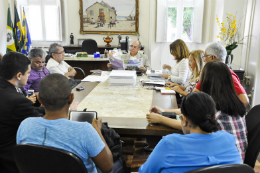 Imagem: Reitor e membros do Sintufce durante a reunião