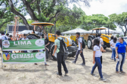 Imagem: No estande da Agronomia, houve teste drive com os tratores utilizados no curso (Foto: Ribamar Neto)