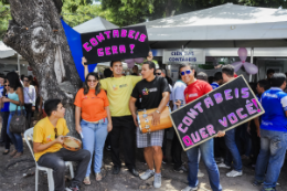 Imagem: Feira das Profissões reúne 62 estandes de cursos de graduação. Em um deles, os alunos improvisaram um samba para atrair os visitantes (Foto: Ribamar Neto)