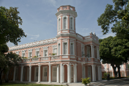 Imagem: O Anuário apresenta dados referentes ao ano de 2017 da maior universidade do Ceará (Foto: Davi Pinheiro)