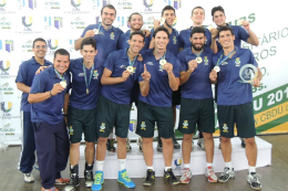 Imagem: Atletas do time de vôlei comemoram a vitória