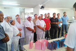 Imagem: A homenagem simples teve como objetivo agradecer àqueles que passam o ano inteiro servindo a comunidade universitária (Foto: Faculdade de Direito)