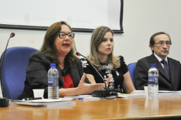 Imagem: A Pró-Reitora de Extensão, Profª Marcia Machado, que representou o Reitor Jesualdo Farias na solenidade, ao lado da secretária Mariana Lobo, da Sejus (Foto: Guilherme Braga)