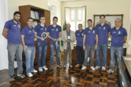 Imagem: Reitor recebe integrantes da equipe de vôlei masculino da UFC (Foto: Jr. Panela)