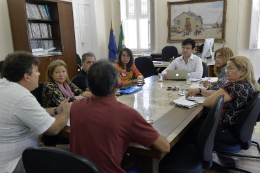 Na reunião, os servidores entregaram um portfólio com reivindicações e conquistas (Foto: Jr. Panela)