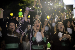 Imagem: No primeiro dia de formatura, 588 alunos colaram grau (Foto: Jr. Panela)