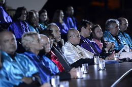 Imagem: Reitor, pró-reitores e autoridades na mesa da solenidade de colação de grau (Foto: Jr. Panela)