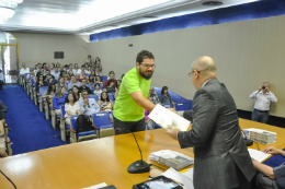 Imagem: O Reitor da UFC, Prof. Jesualdo Farias, entrega o termo de posse a um novo servidor (Foto: Ribamar Neto)