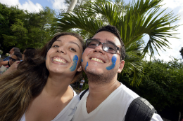 Imagem: Anna, para Jornalismo, e Gabriel, para Publicidade e Propaganda, solicitaram matrícula nesta sexta-feira (Foto: Jr. Panela)