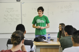 Imagem: Membros dos PET do Centro de Tecnologia ministram as aulas no Curso Pré-Engenharia (Foto: Ribamar Neto)