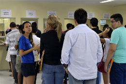 Imagem: Alunos selecionados para o primeiro semestre de 2015 devem confirmar matrícula nas coordenações dos cursos (Foto: Jr. Panela)