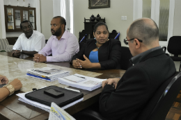 Imagem: Compunham a comitiva da Reitora Judite do Nascimento os professores José Maria Semedo e Antonio Jandir Gomes (Foto: Guilherme Braga)