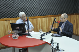 Imagem: Reitor Jesualdo Farias foi entrevistado pelo jornalista Agostinho Gósson (Foto: Guilherme Braga)