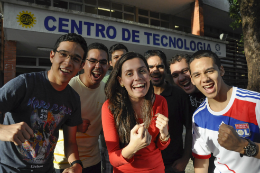 Imagem: Alunos de graduações do CT recebem estudantes do ensino médio no evento CT Quer Você (Foto: CCSMI/UFC)